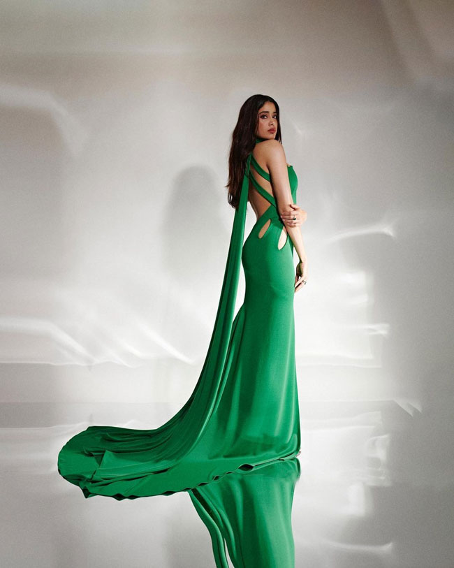 Glamorous Poses Of Janhvi Kapoor